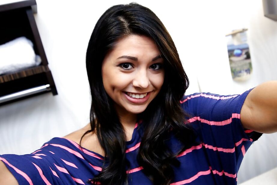 16P Cariño amateur sonriente haciendo selfies y mostrando su coño afeitado