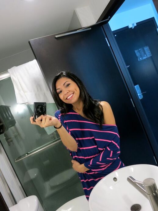 16P Cariño amateur sonriente haciendo selfies y mostrando su coño afeitado