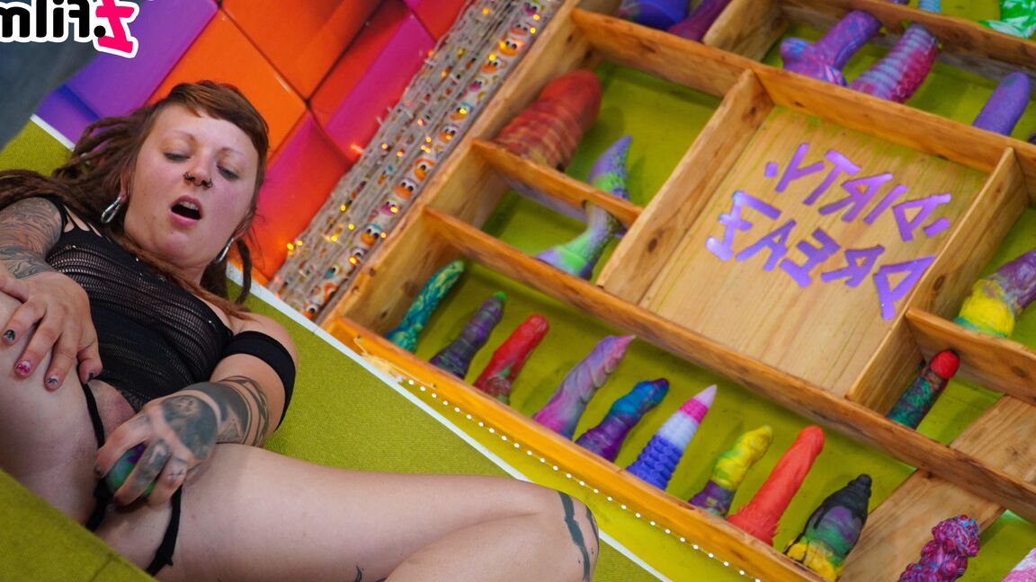 16P PHOTOSET The toy wall with Tattoo,Toys,First timers
