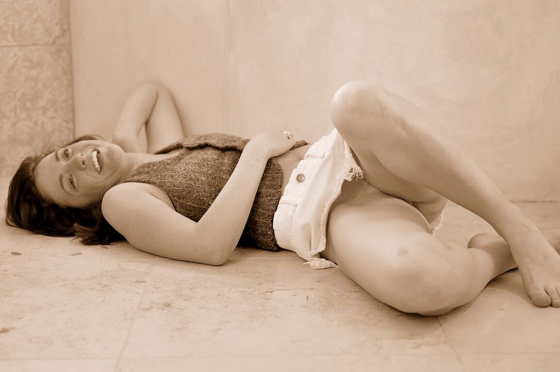 21P Der geile Teenager Brianne probiert ihren rosa Vibrator auf der Küchentheke aus