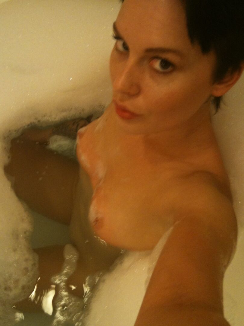21P La estrella porno de pelo corto Jamey James taladra sus dos agujeros con diferentes juguetes