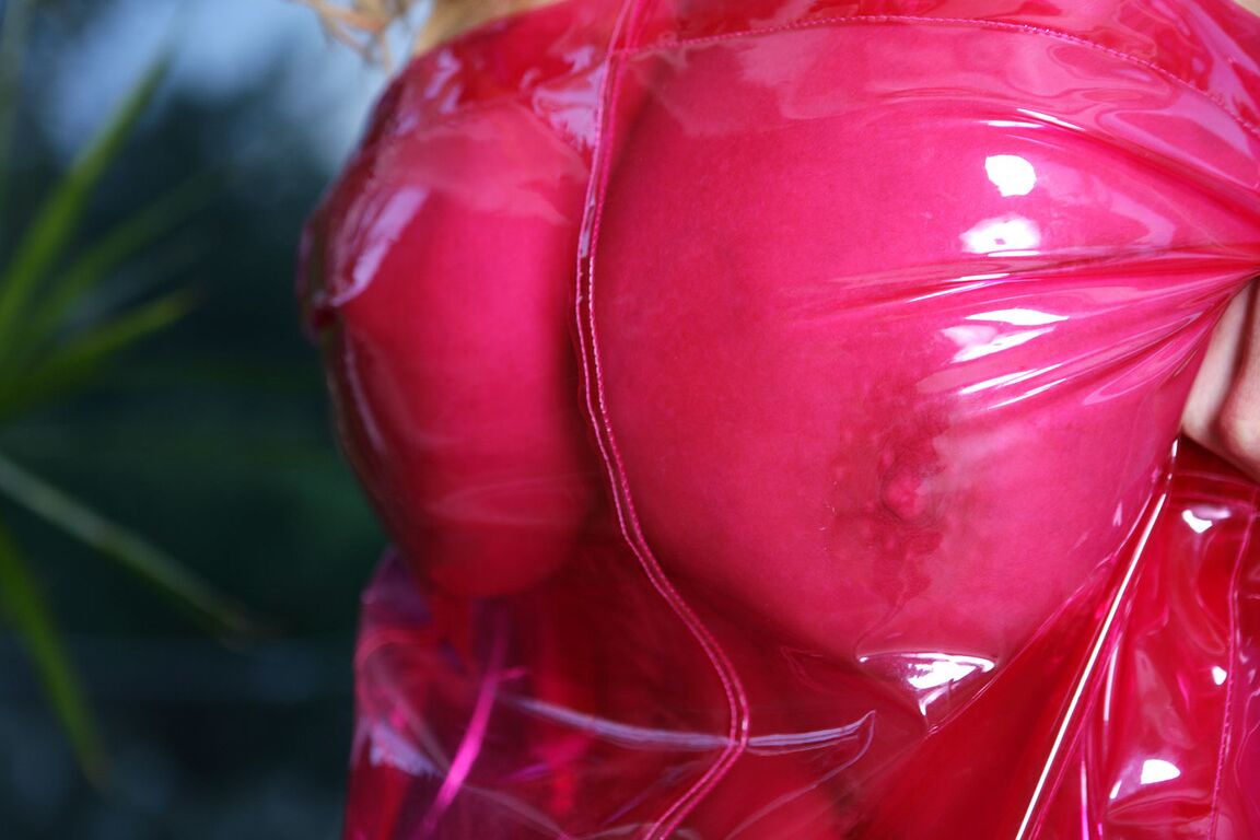 17P La rubia Kelly Madison se desnuda mientras llueve y muestra sus aldabas