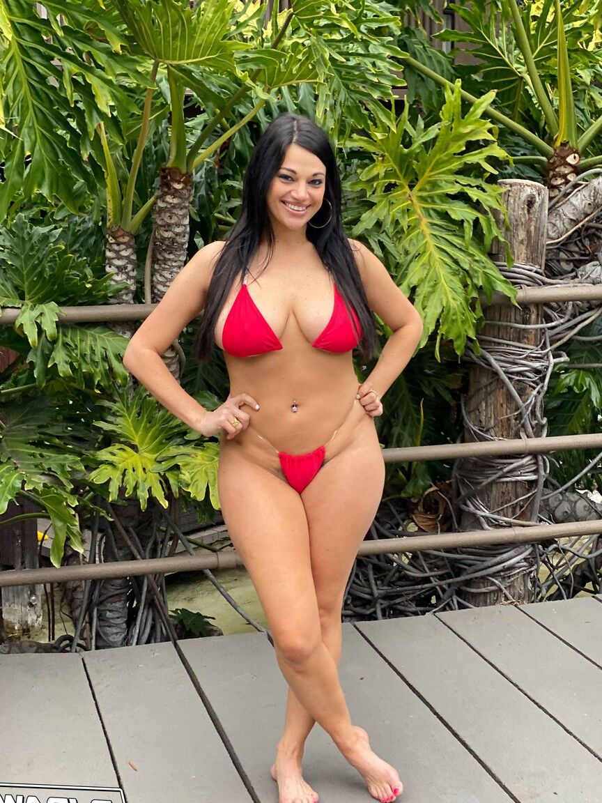 21P Morena con curvas y culo grande