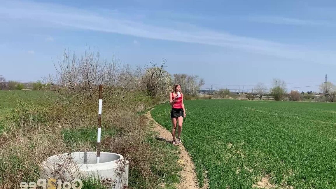 15P La rubia Claudia Macc mea mientras está en el campo de un granjero