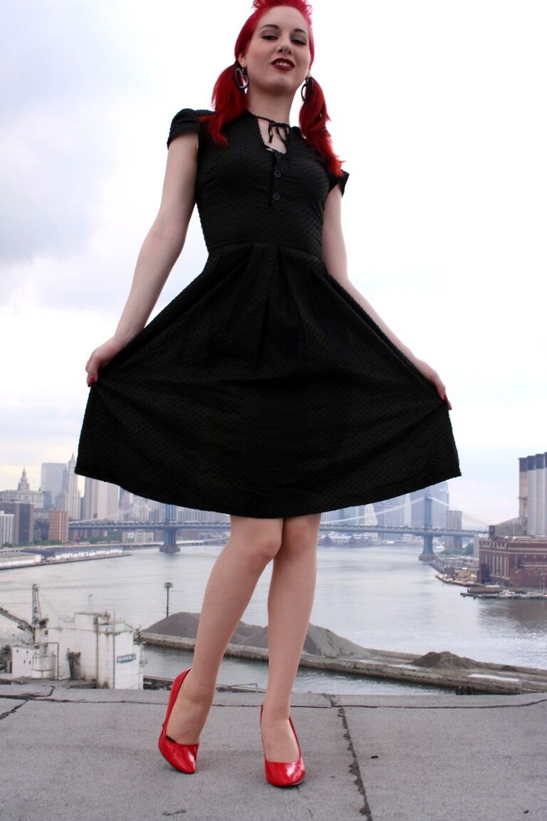 17P Rothaariges Model zieht auf einem Dach Nylons und High Heels bis zur Hinternaht aus