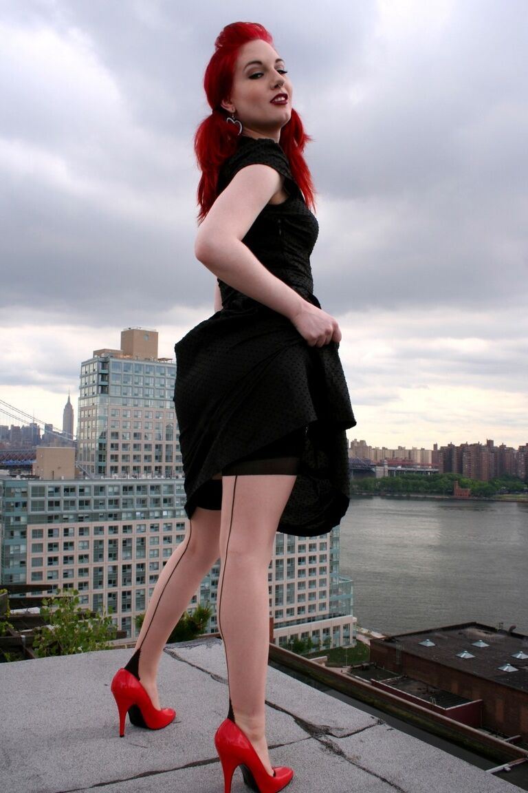 17P Rothaariges Model zieht auf einem Dach Nylons und High Heels bis zur Hinternaht aus