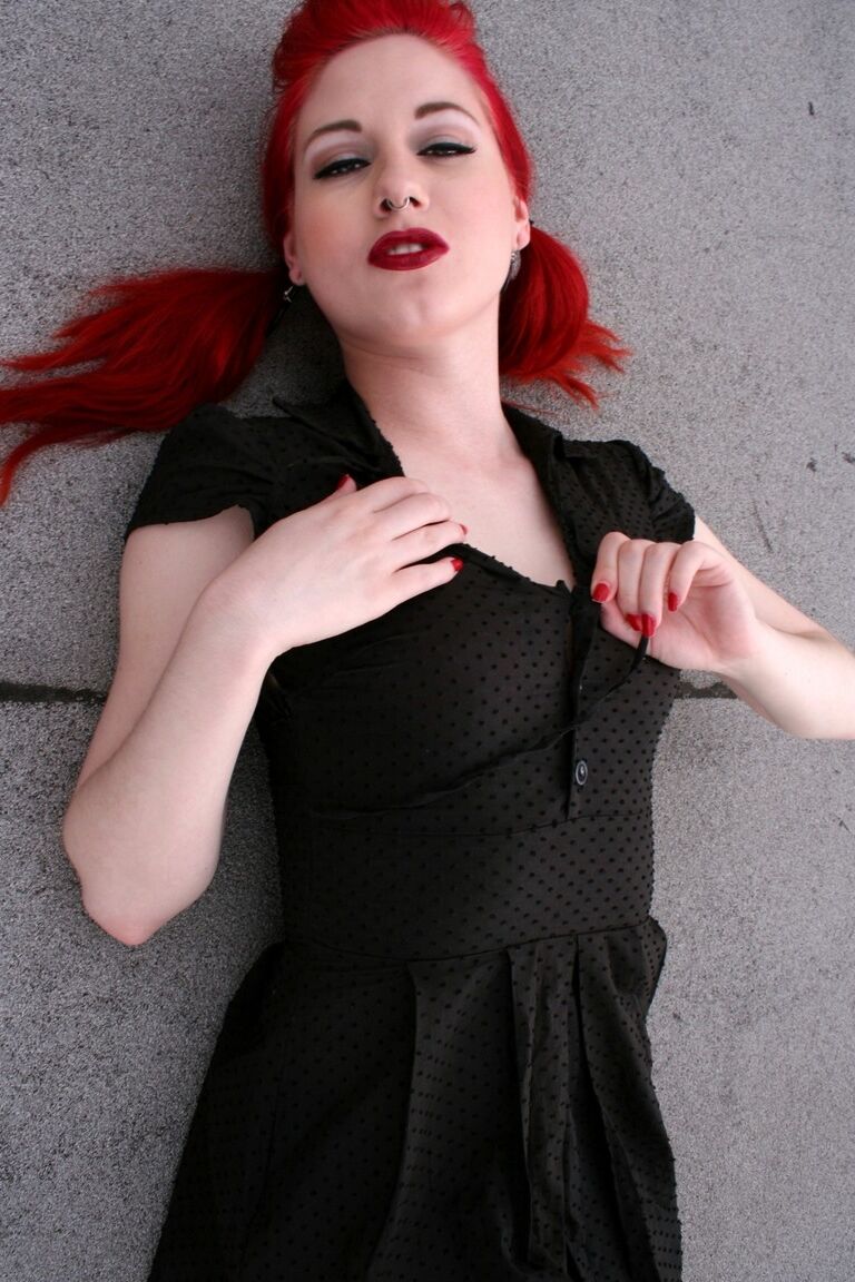 17P Rothaariges Model zieht auf einem Dach Nylons und High Heels bis zur Hinternaht aus