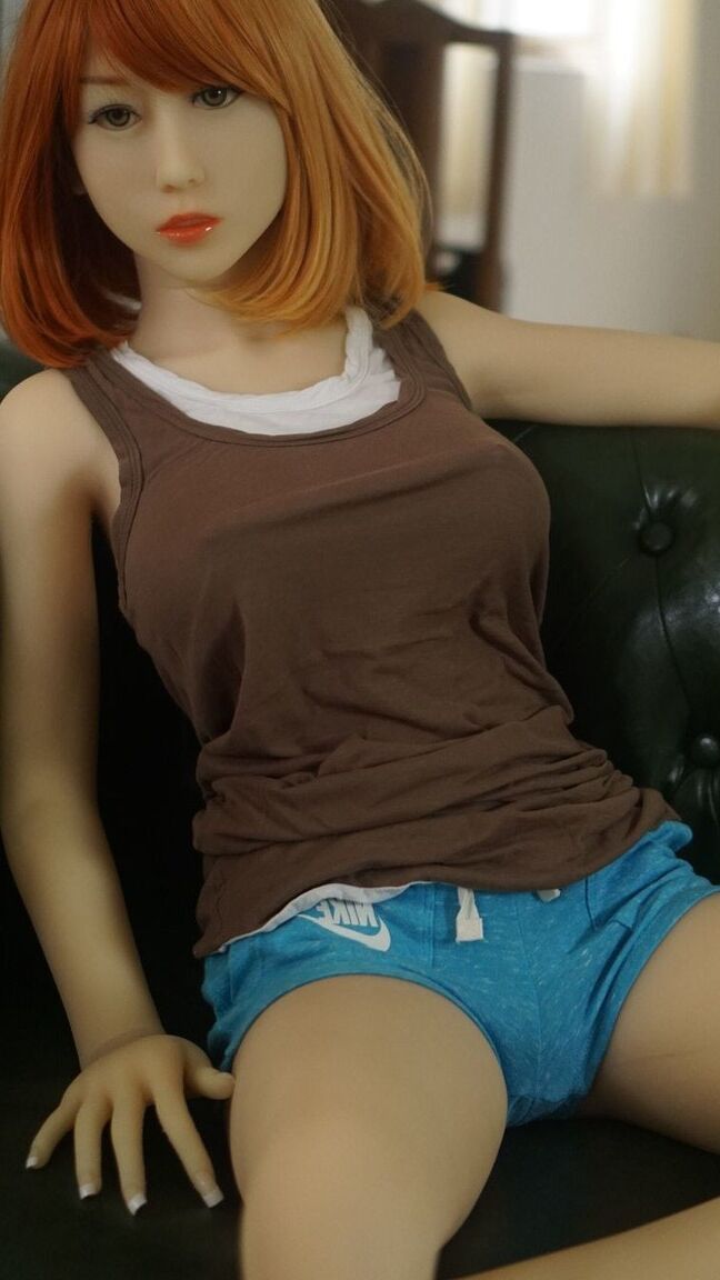 21P Boneca sexual asiática ruiva Yan posa sedutoramente para mostrar sua bunda