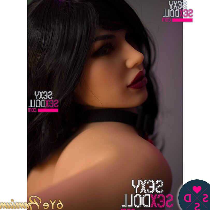 21P Boneca sexual curvilínea de cabelos escuros mostra seus seios enormes