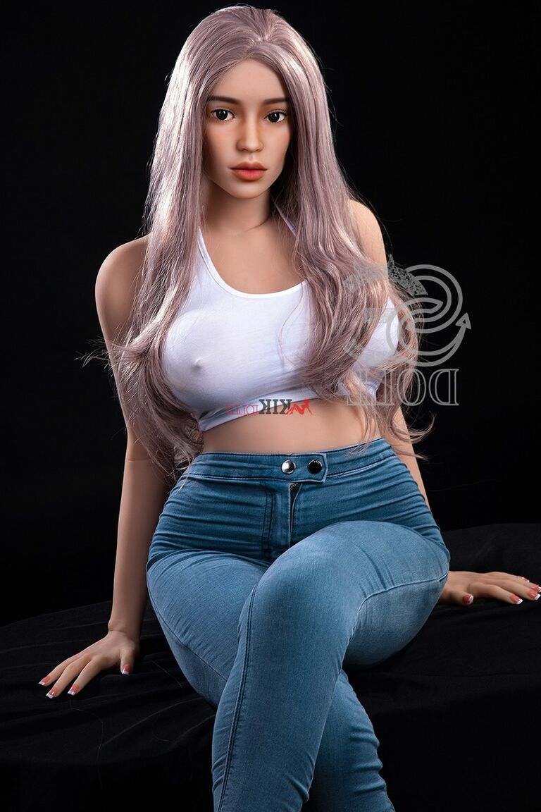 21P Linda boneca sexual mostra seus seios grandes