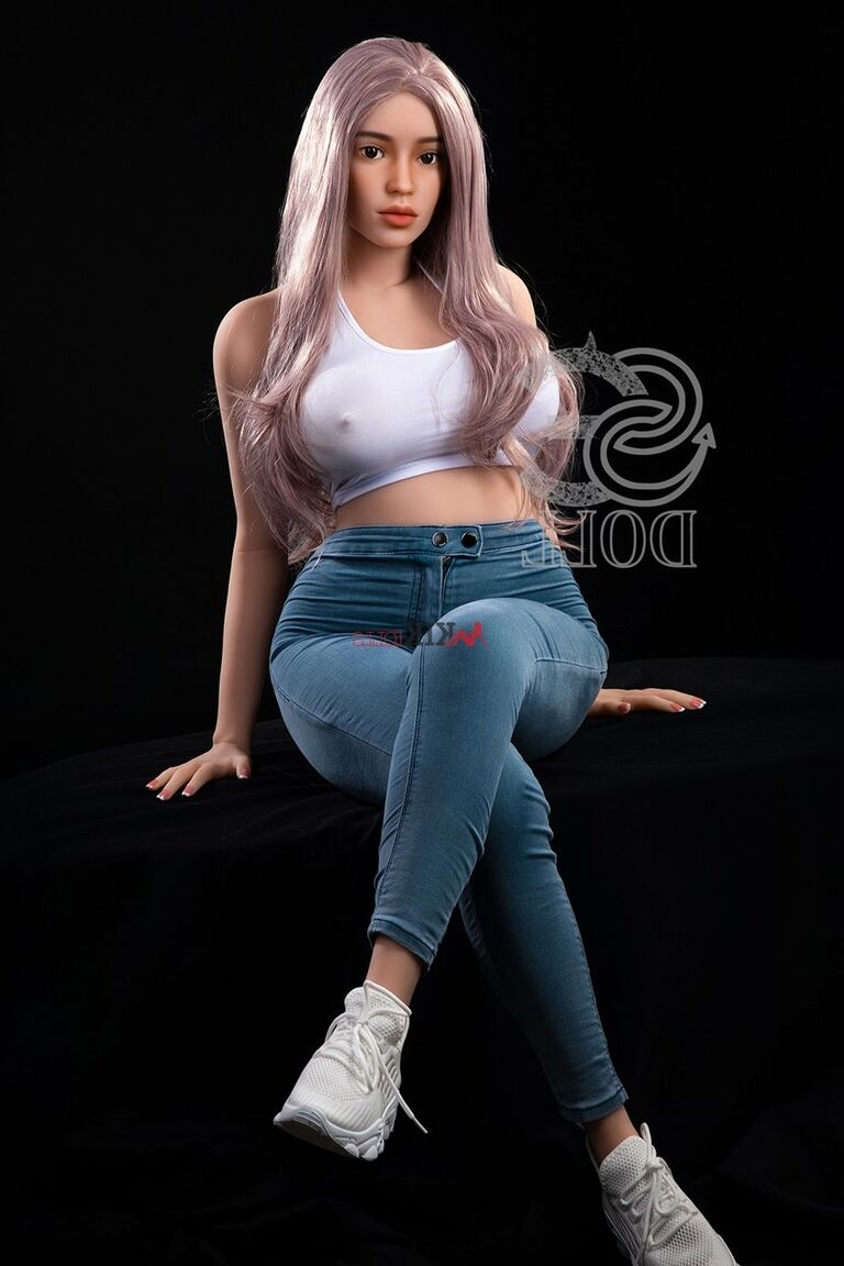 21P Linda boneca sexual mostra seus seios grandes