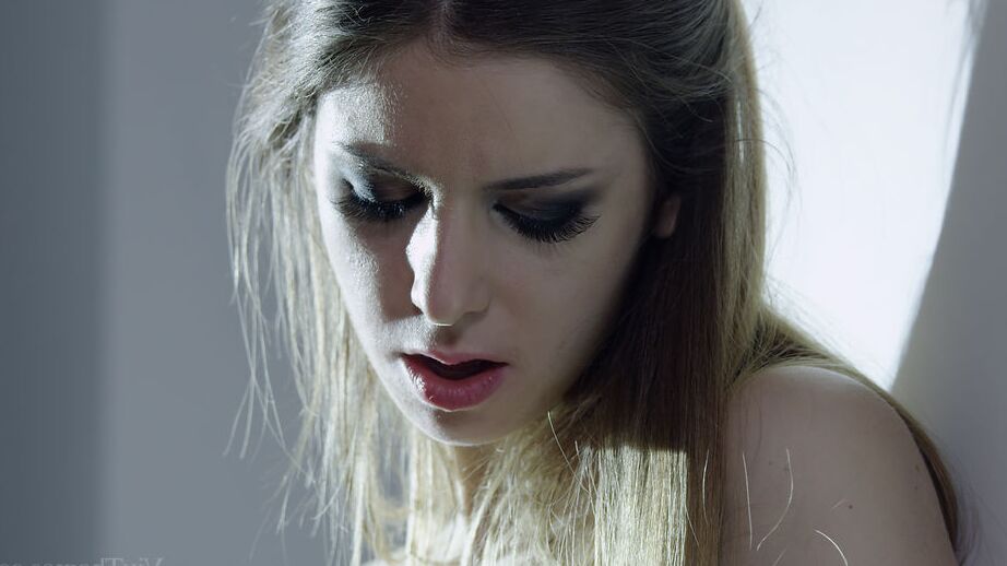 16P Lésbicas gostosas Stella Cox e Penelope Cum se envolvem em uma foda com strapon