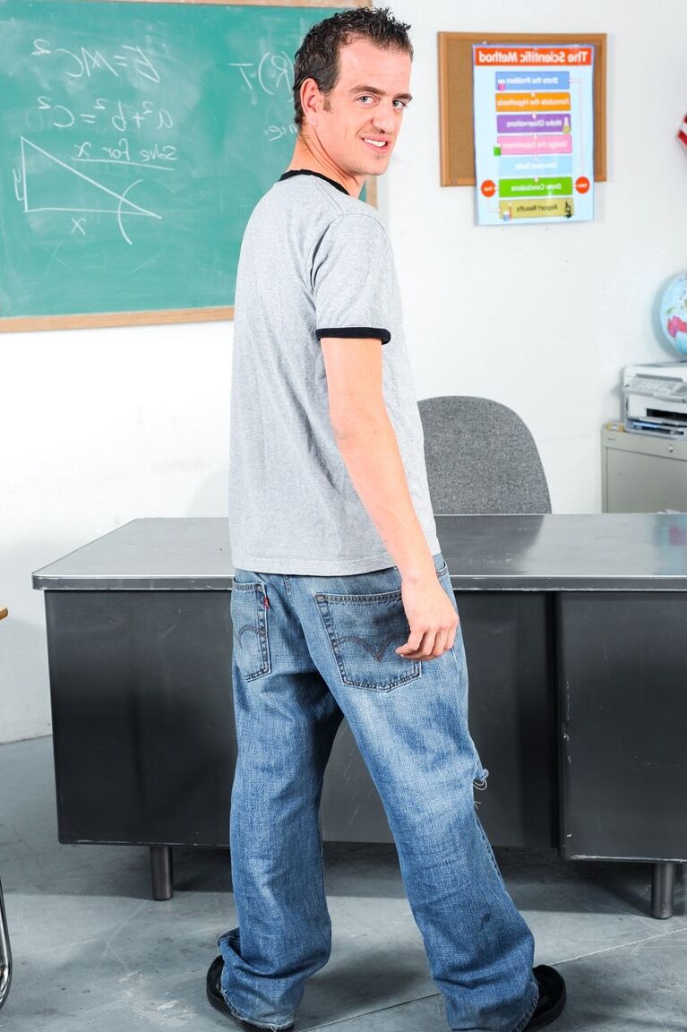 15P 黒髪の少女アリア・アスペンがパンチラパンティフラッシュで男性のグループを集める