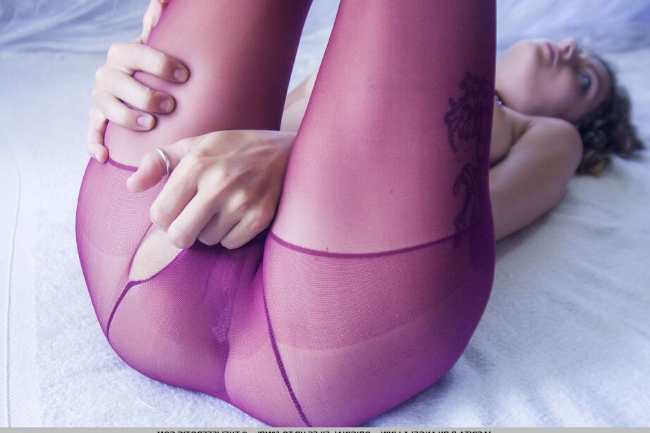 16P La adolescente con cuello Jacinta B abre sus pantimedias moradas para mostrar su coño calvo