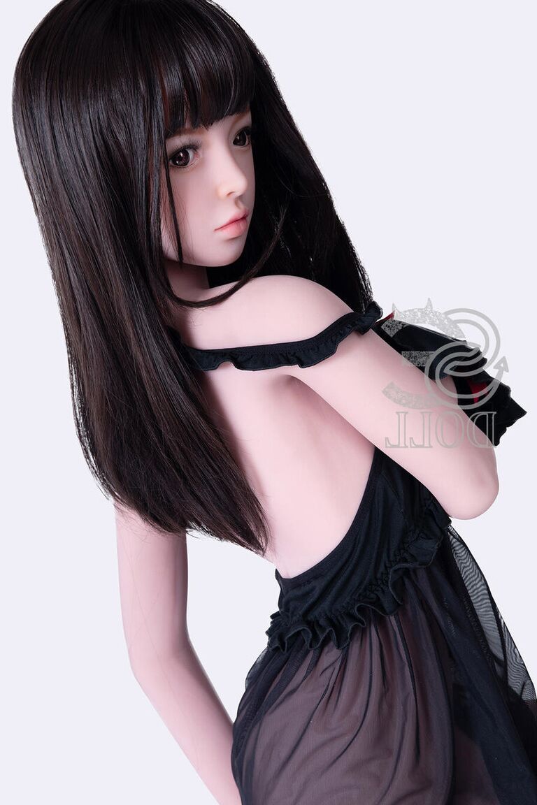 21P Adorável boneca sexual Mika descasca sua lingerie preta