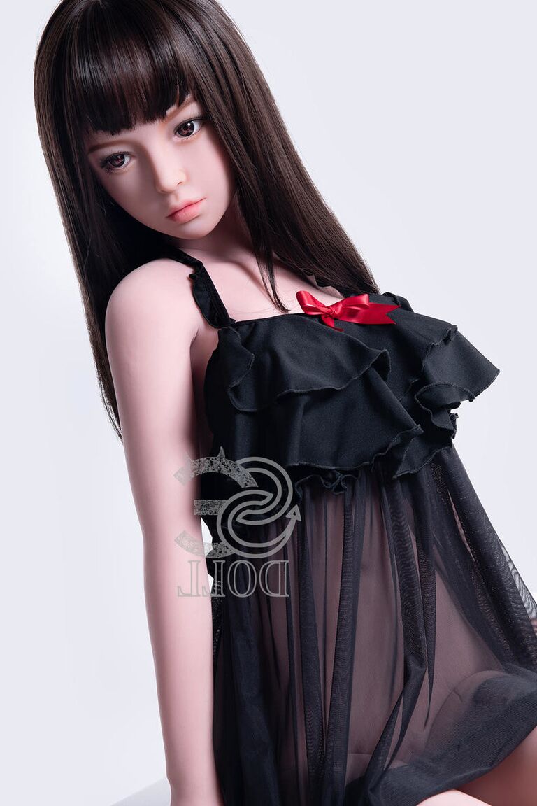 21P Adorável boneca sexual Mika descasca sua lingerie preta
