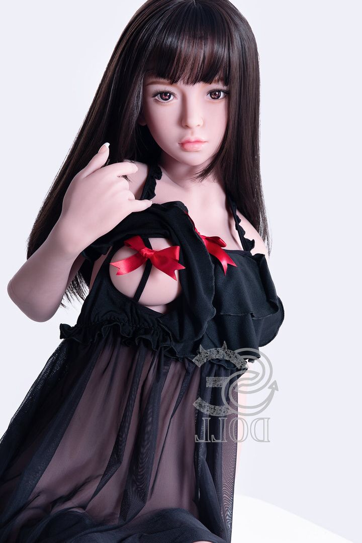 21P Adorável boneca sexual Mika descasca sua lingerie preta