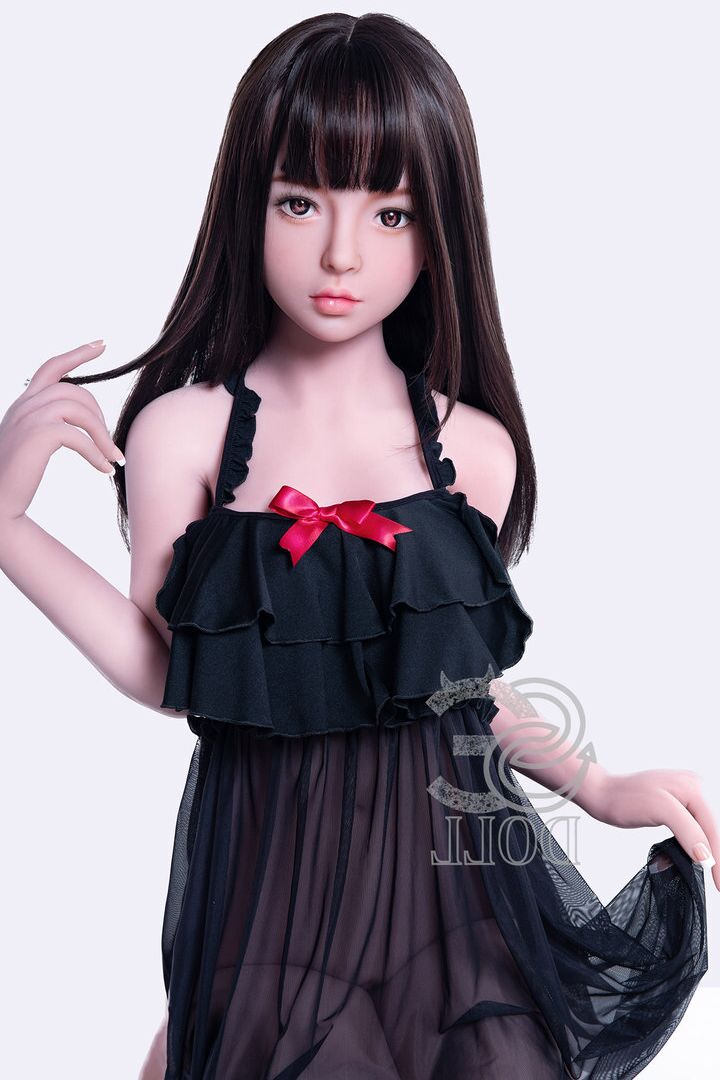 21P Adorável boneca sexual Mika descasca sua lingerie preta