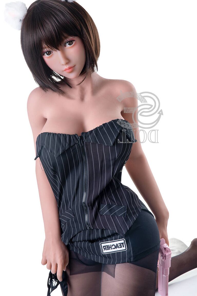 21P La muñeca sexual delgada Kumi hace alarde de su culo de burbuja y sus grandes tetas con gafas