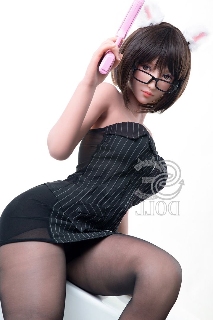 21P La muñeca sexual delgada Kumi hace alarde de su culo de burbuja y sus grandes tetas con gafas