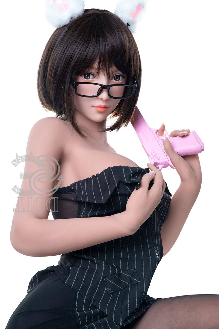 21P La muñeca sexual delgada Kumi hace alarde de su culo de burbuja y sus grandes tetas con gafas