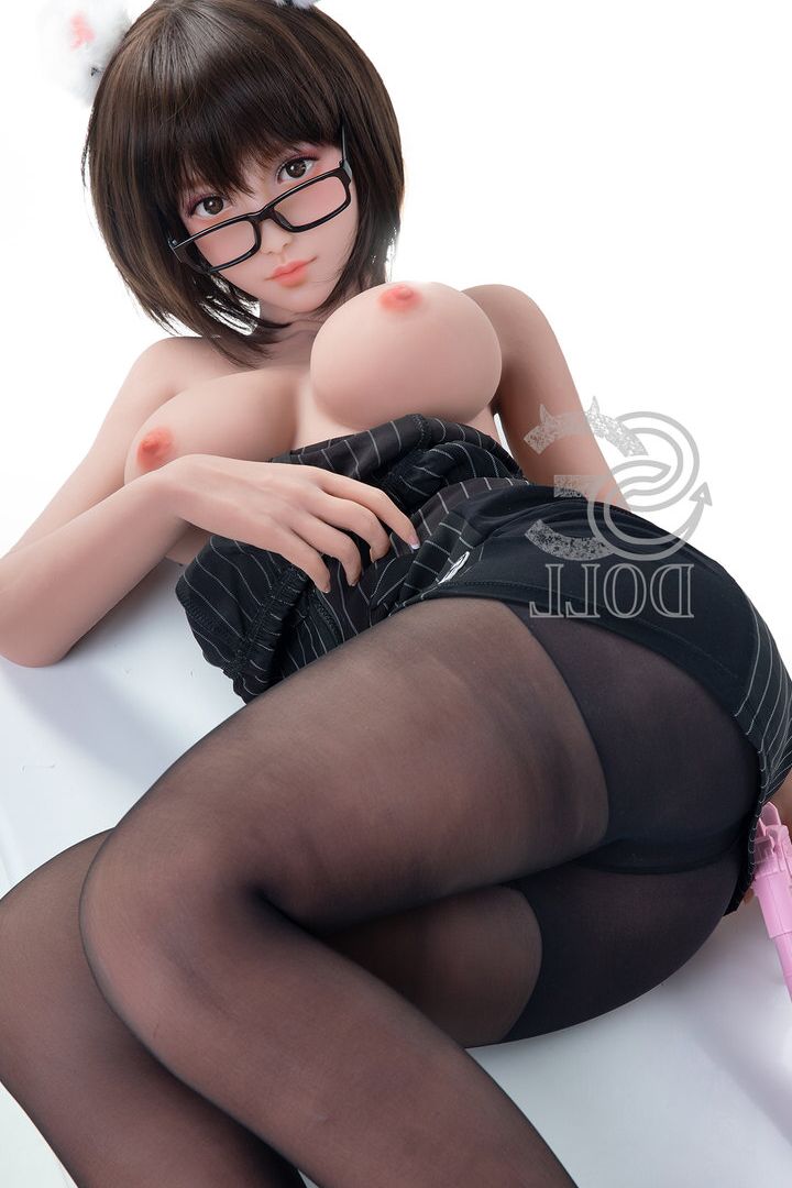 21P La muñeca sexual delgada Kumi hace alarde de su culo de burbuja y sus grandes tetas con gafas