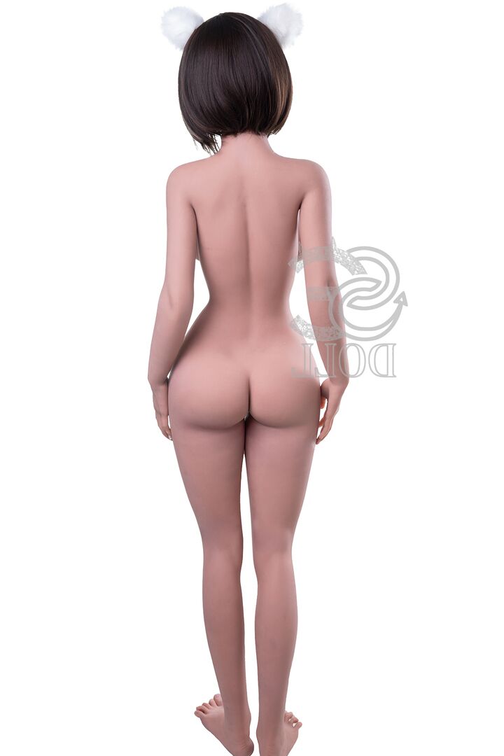 21P La muñeca sexual delgada Kumi hace alarde de su culo de burbuja y sus grandes tetas con gafas
