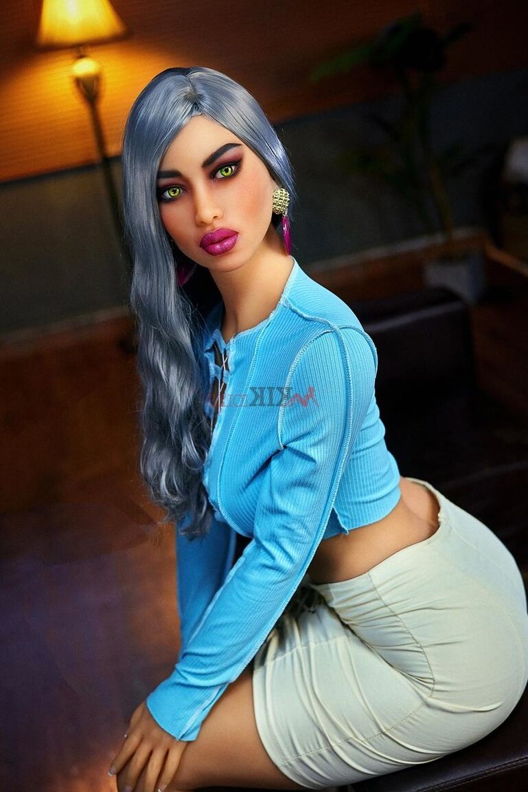 Boneca sexual 21P com lábios quentes Lola tira a roupa e exibe seu corpo incrível