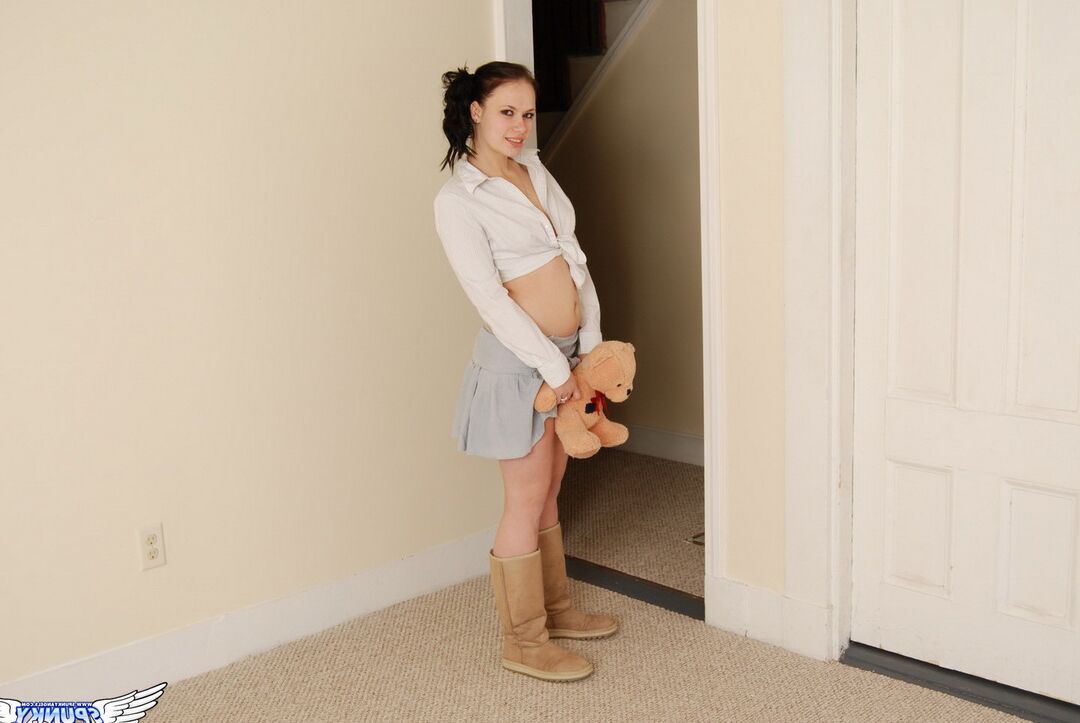 12P Amadora Emily Love mostra a bunda nua antes de tirar os seios de uma camisa