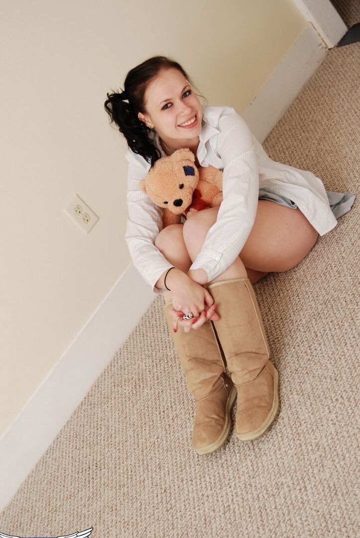 12P Amadora Emily Love mostra a bunda nua antes de tirar os seios de uma camisa