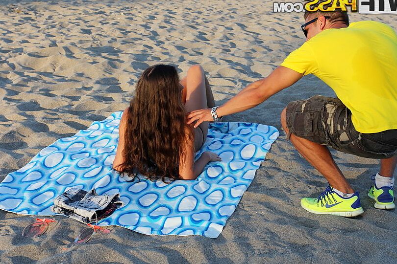 16P 痩せている女の子のアグネッサはビーチで拾われた後、マットレスを叩きます