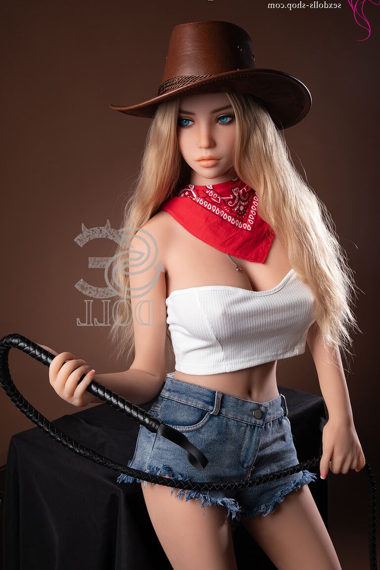 Caroline, poupée sexuelle cowgirl 21P, se déshabille et enfile ses bottes noires.