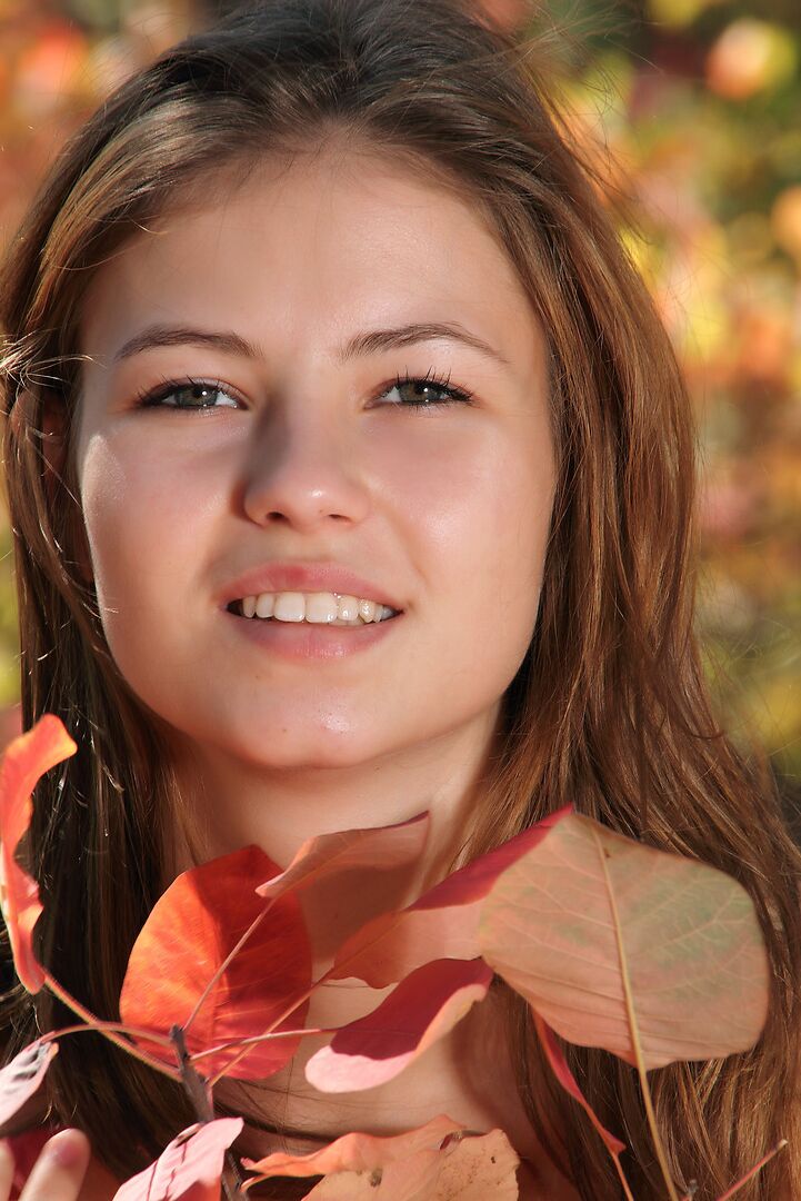 12P La superbe jeune brune se débarrasse de ses fils pour s'étaler nue dans les feuilles d'automne