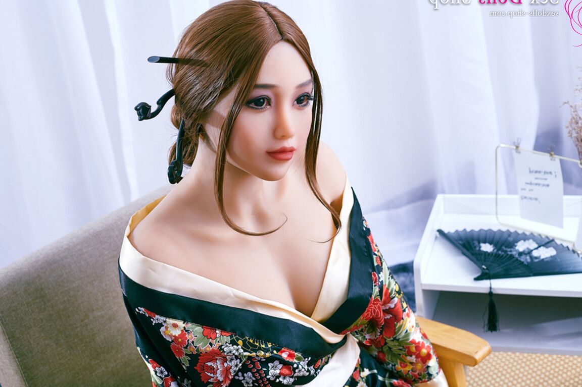 21P Doce boneca sexual japonesa Saya exibindo seus lindos peitos