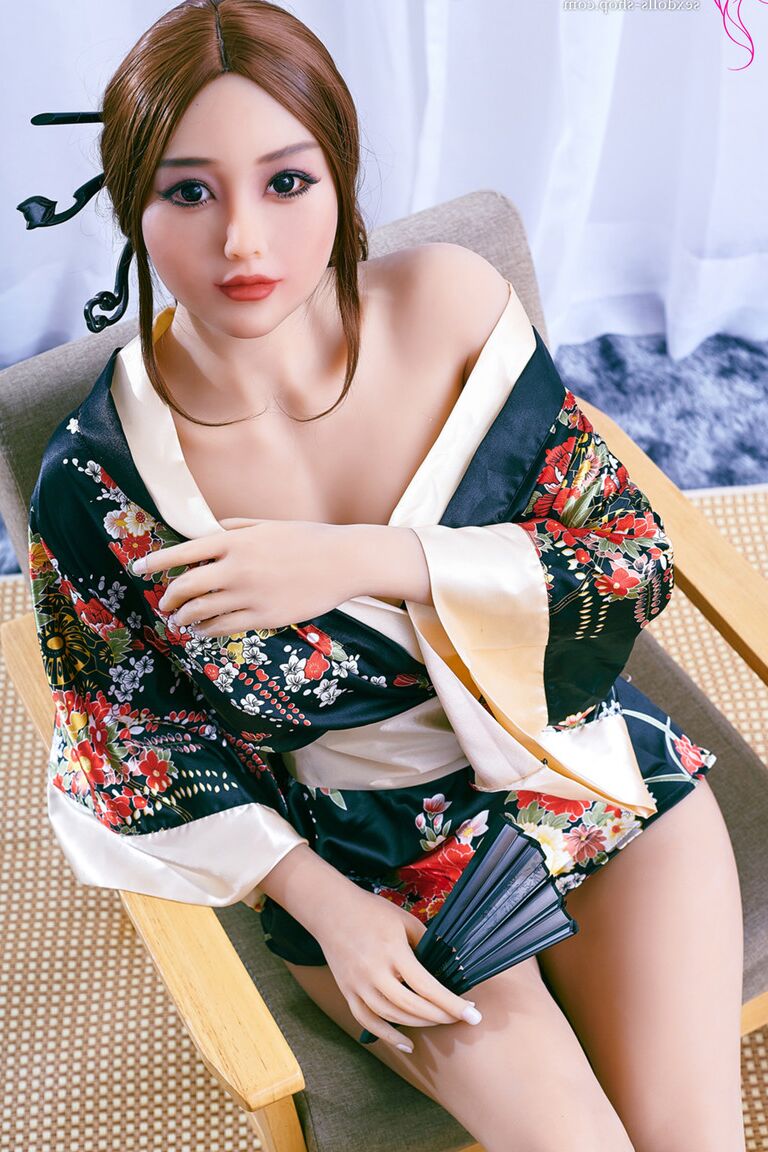 21P Doce boneca sexual japonesa Saya exibindo seus lindos peitos