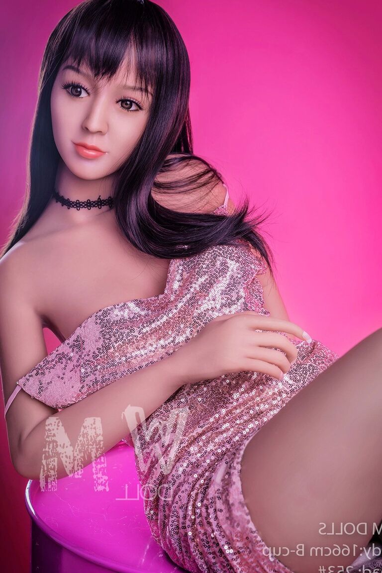 La poupée sexuelle Disco 20P Aimee révèle sa chatte gonflée et ses fesses rondes sexy