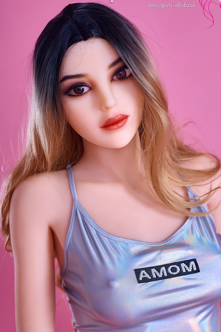 21P La hermosa muñeca sexual Emily posa desnuda y con un sexy body iridiscente