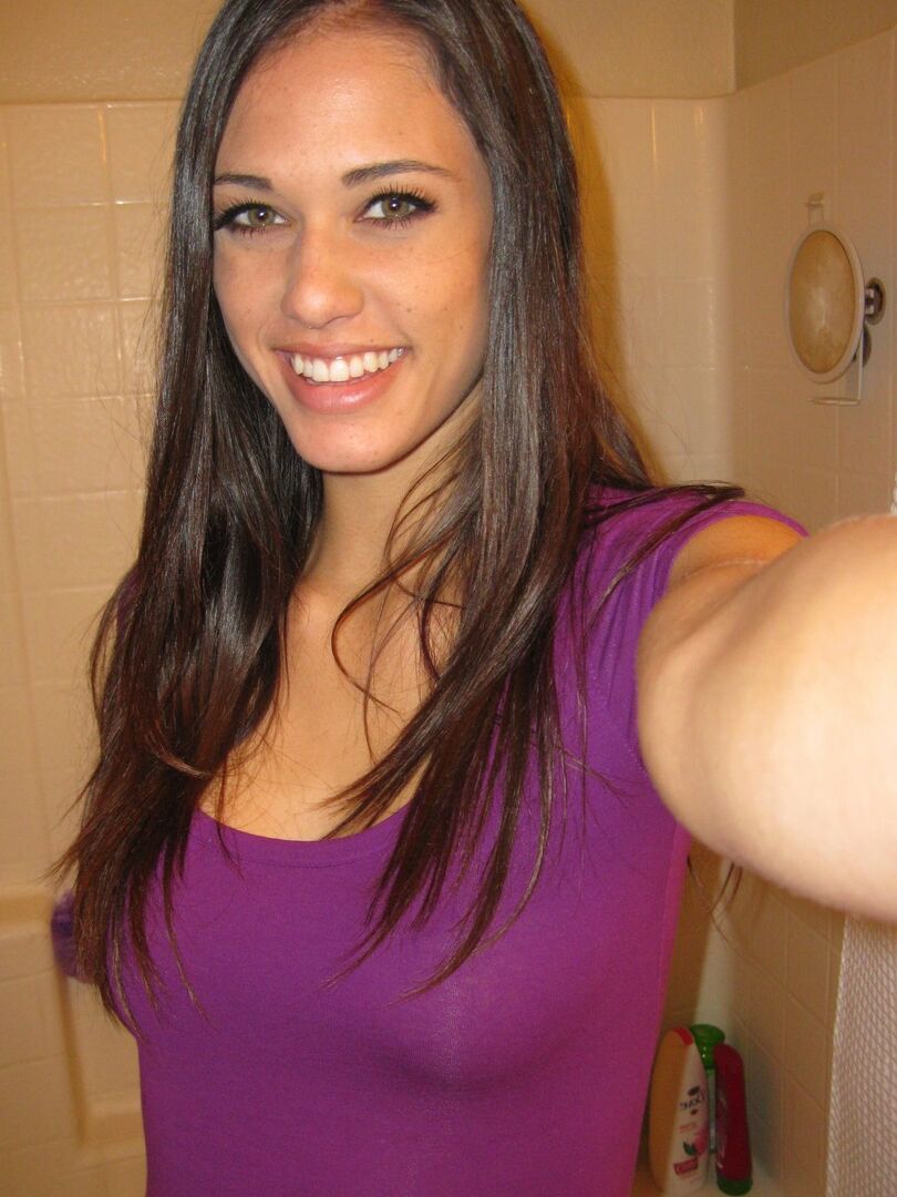 16P A garota magrinha Tiffany Thompson tira selfies nuas no espelho do banheiro