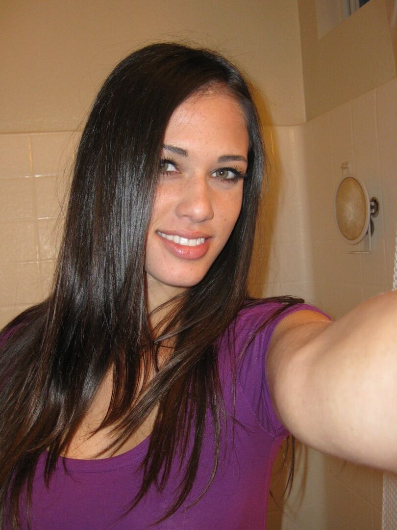 16P A garota magrinha Tiffany Thompson tira selfies nuas no espelho do banheiro