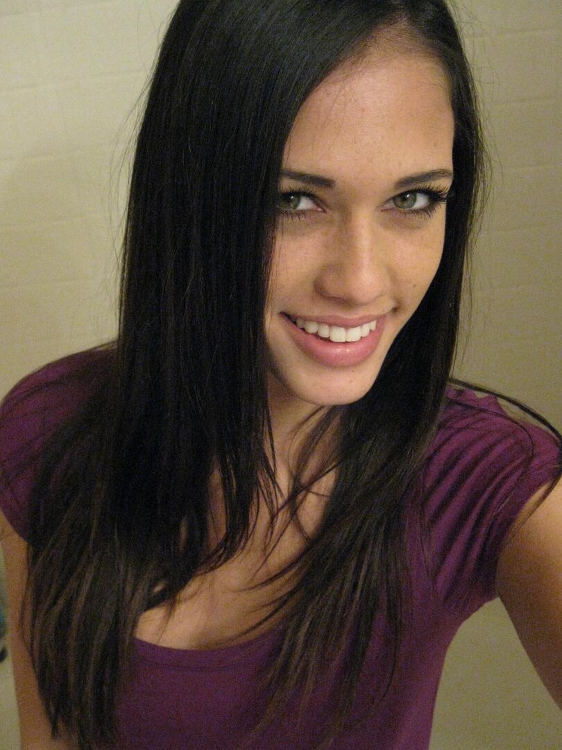 16P A garota magrinha Tiffany Thompson tira selfies nuas no espelho do banheiro
