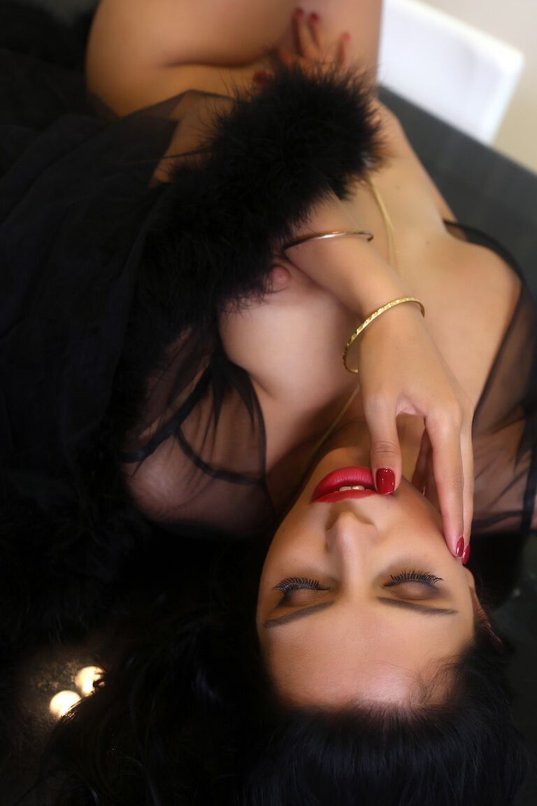 15P Impresionante MILF morena Kira Queen provocando con sus grandes tetas en lencería transparente