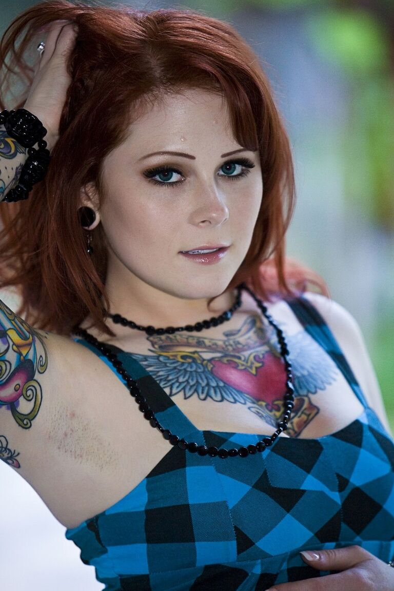 17P Redhead babe Misti Dawn gets naked on all fours flashing her ass and pussy