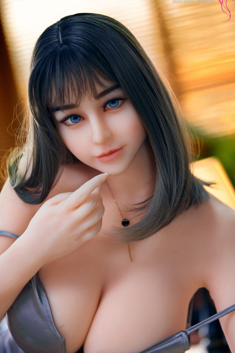 21P Muñeca sexual chica de oficina con curvas Miki posando desnuda