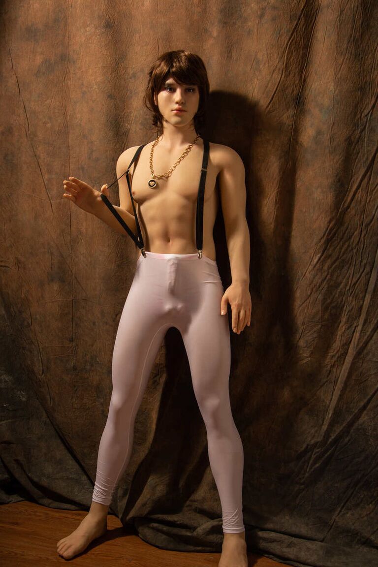 21P El sexy muñeco sexual masculino Shang se baja las medias y expone su enorme polla