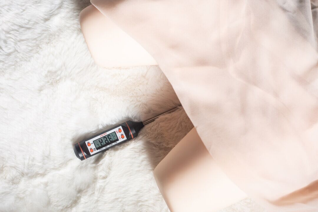 21P Torso de boneca sexual posado para mostrar peitos grandes e suculentos e um pedaço rosa na cama