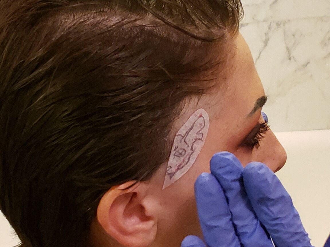 16P A garota alternativa Sully Savage faz um boquete depois de receber uma tatuagem facial