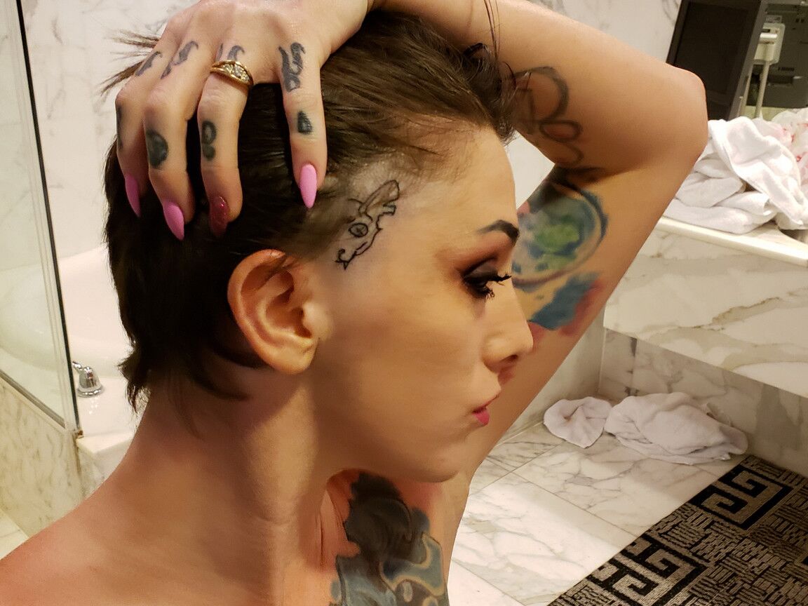 16P A garota alternativa Sully Savage faz um boquete depois de receber uma tatuagem facial