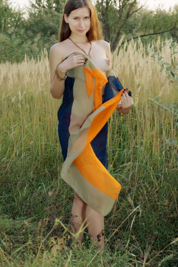 16P La jeune nue Lady Di se défoule nue et écarte la chatte au lever du soleil dans un champ