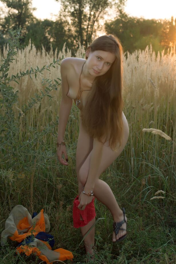 16P La jeune nue Lady Di se défoule nue et écarte la chatte au lever du soleil dans un champ