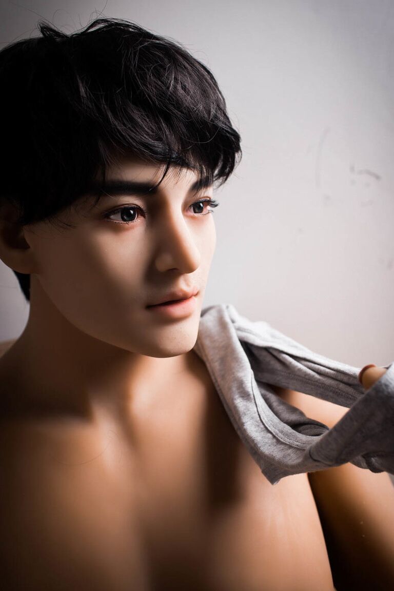 21P Boneco sexual masculino Gene tendo seu pau duro acariciado por sua namorada boneca sexual